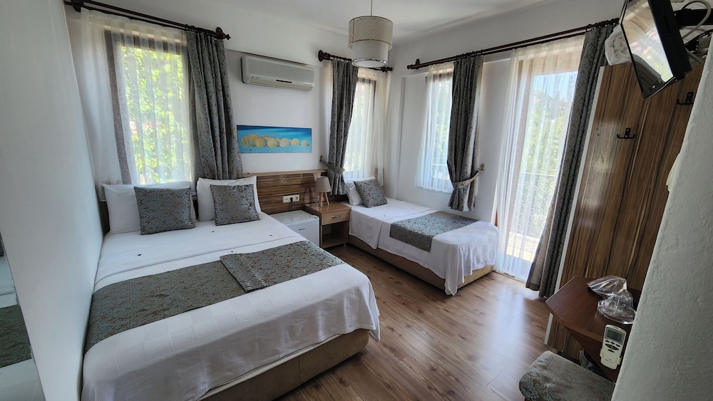 Amphora Hotel 8/56