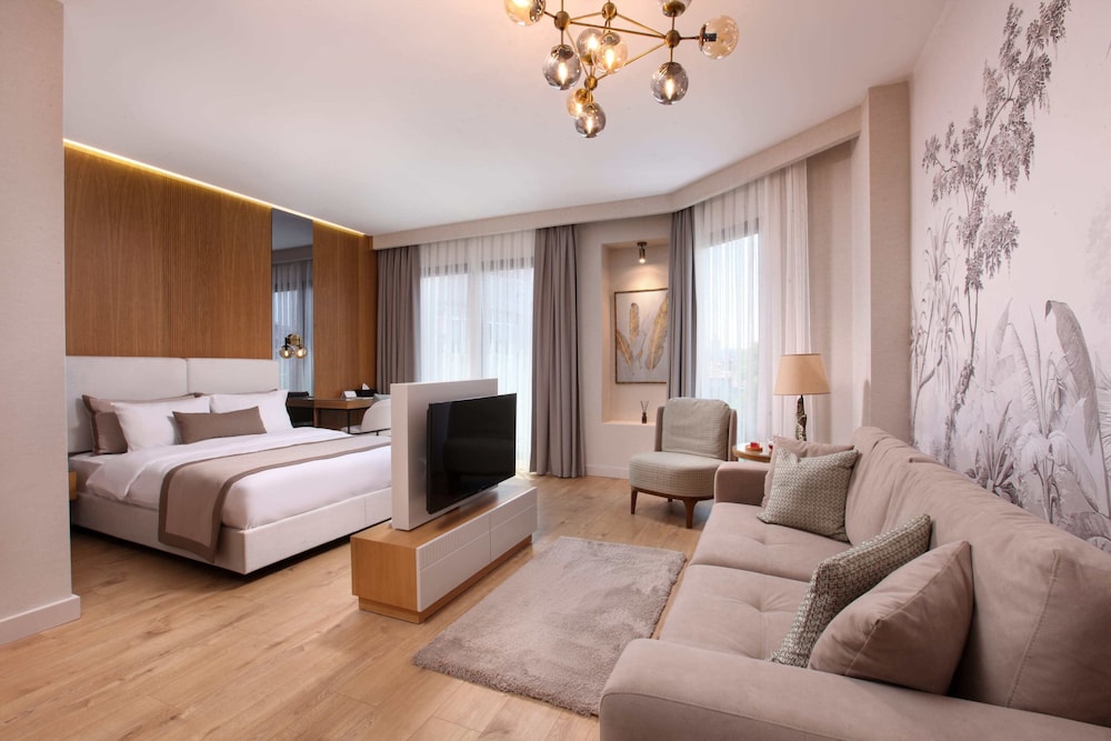 DELUXE, KING BED, CITY VIEW