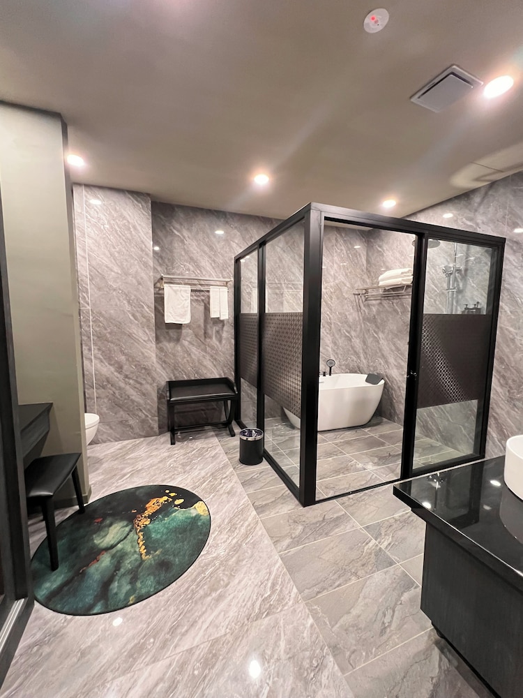 Bedrock Hotel 30/50