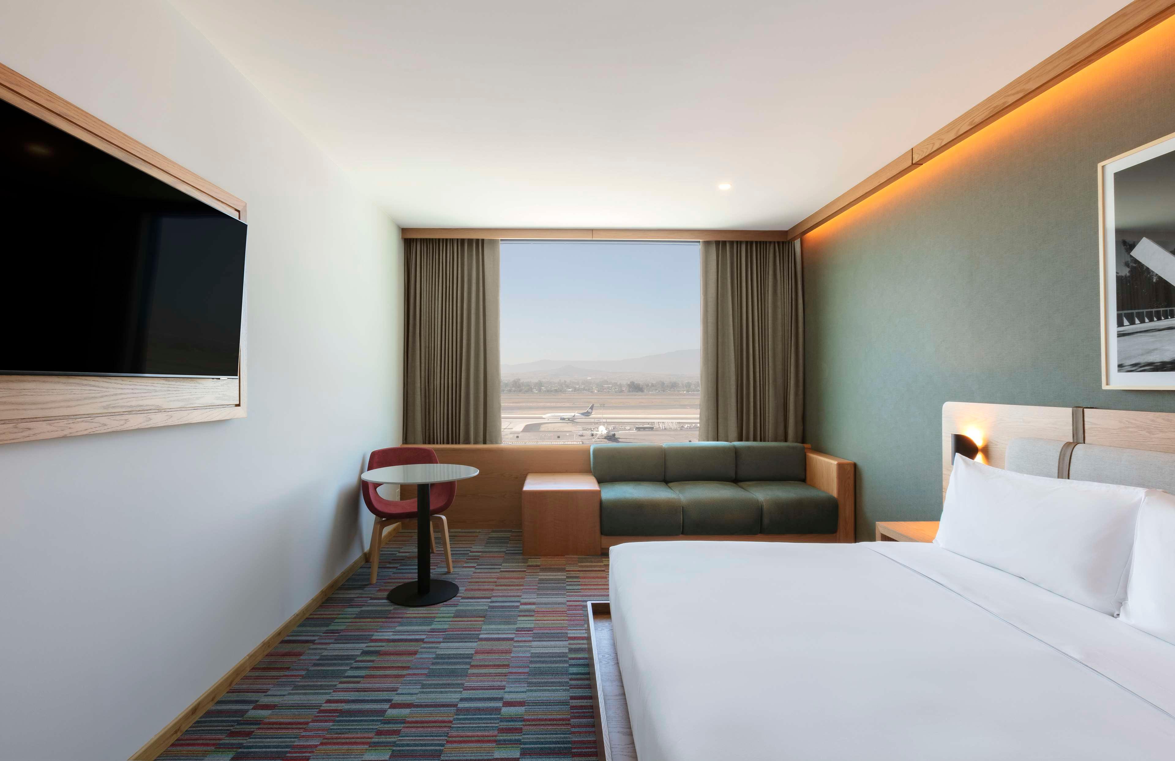 غرفة بسرير مزدوج بإطلالة، Hilton Garden Inn Guadalajara Airport 2/5