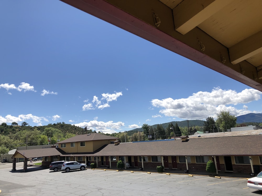 Klamath Motor Lodge 2/64