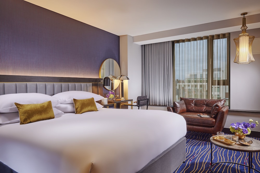 DELUXE, KING BED