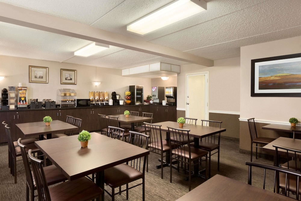 Travelodge by Wyndham Edmonton South 33/40