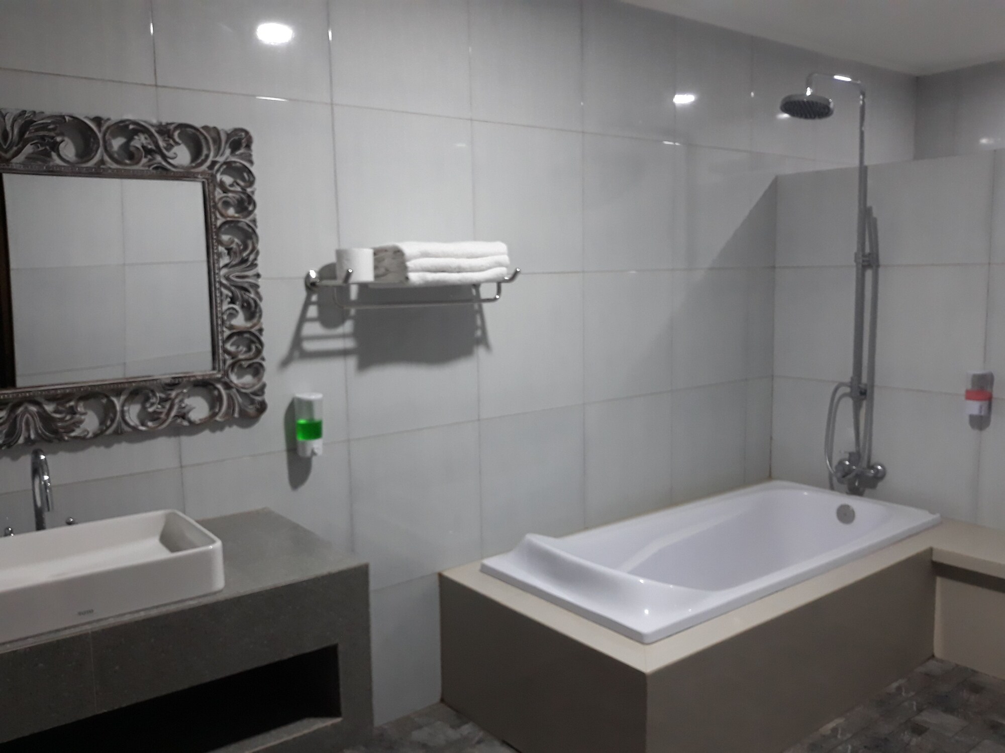 Deluxe, Triple, 1 King and 1 Single Beds, Pool Side, Bathtub