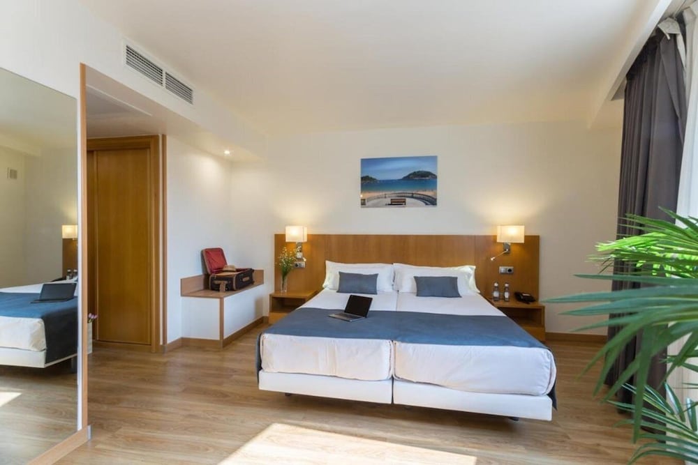 ROOM, DOUBLE OR TWIN BED