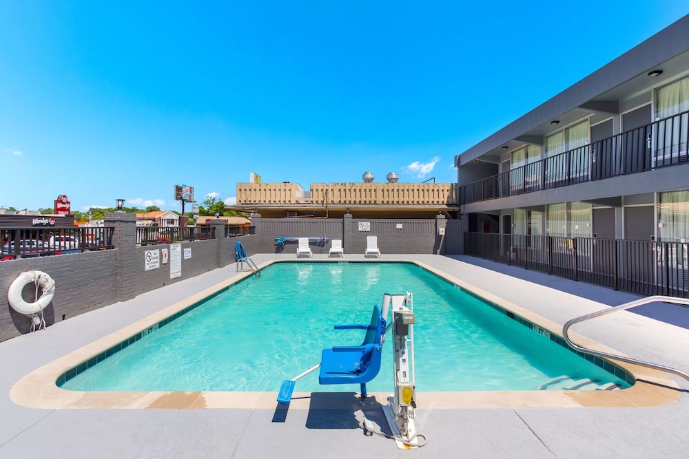 Econo Lodge Gallatin - Metro Nashville 8/43