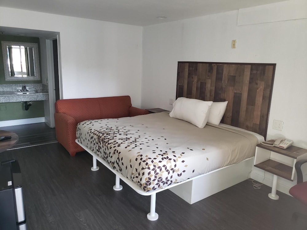 University Inn Fresno 22/48