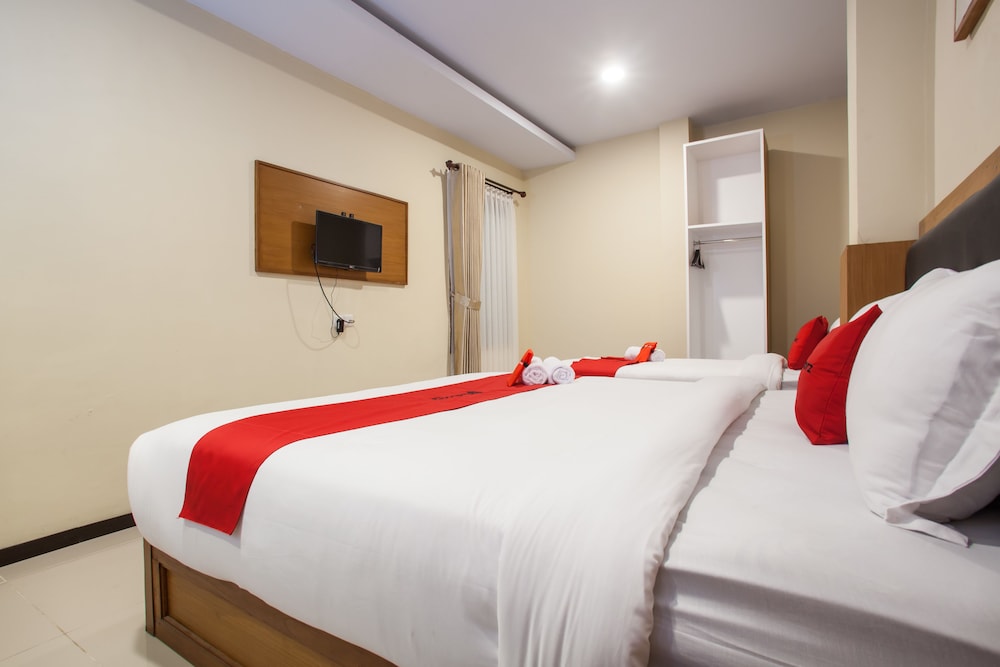 RedDoorz Premium @ Jalan Cengkeh Malang 8/20