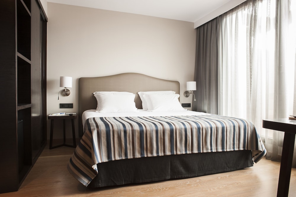 Exe Moncloa Hotel 11/70