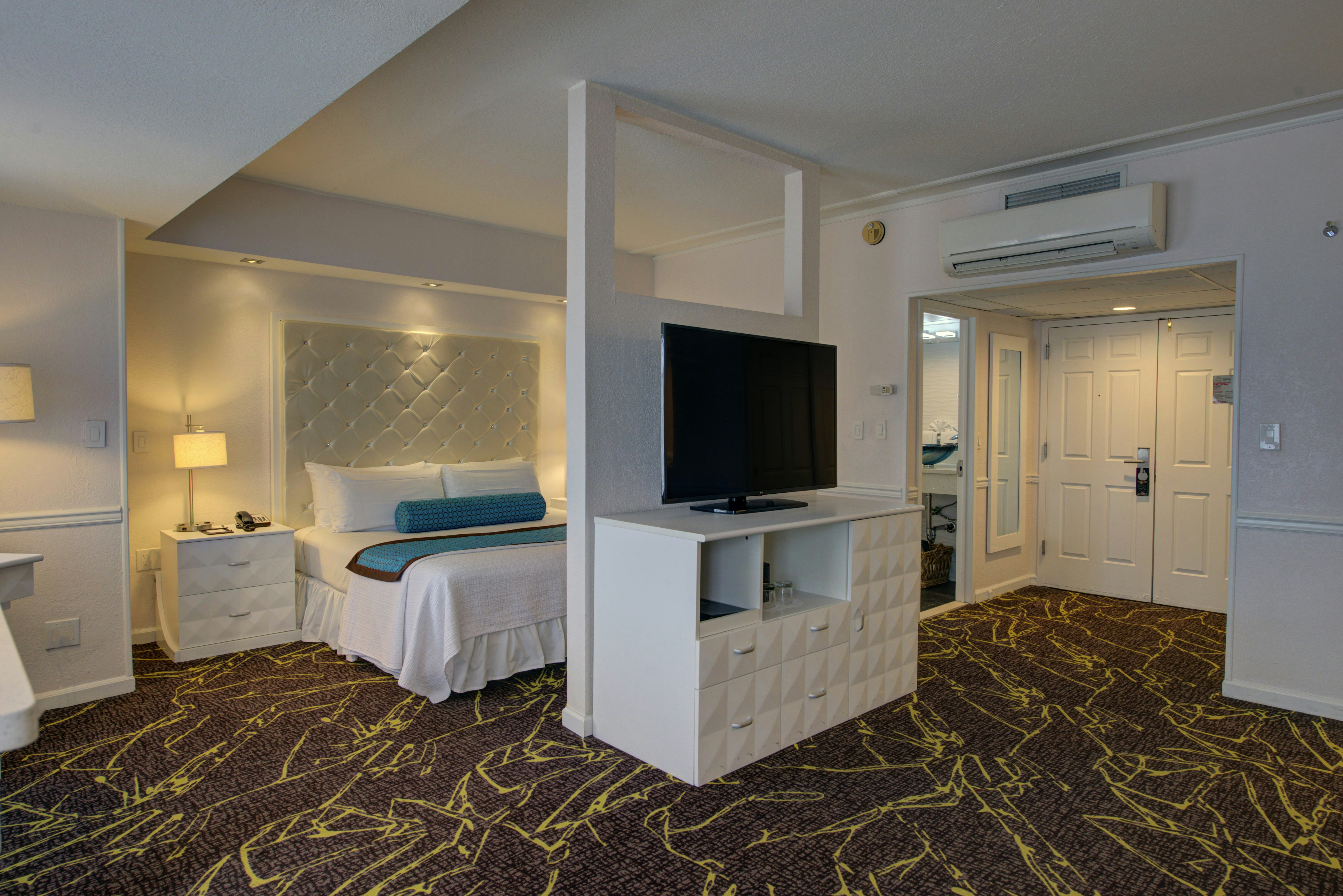 The Roslyn, Tapestry Collection by Hilton 47/50
