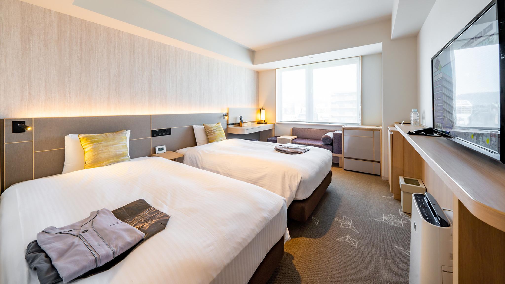 Adjoining, Standard, Twin Beds
