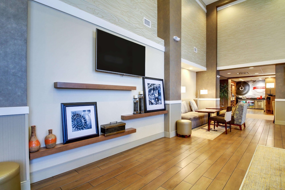 Hampton Inn & Suites Milwaukee West 44/64
