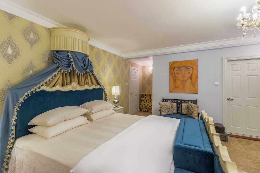 DELUXE, KING BED, MOUNTAIN VIEW, CORNER