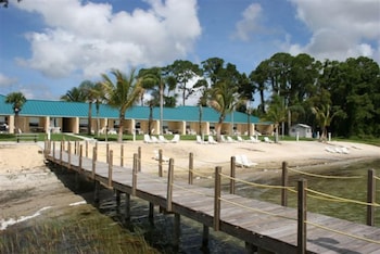 Lake Grassy Inn & Suites 1/38