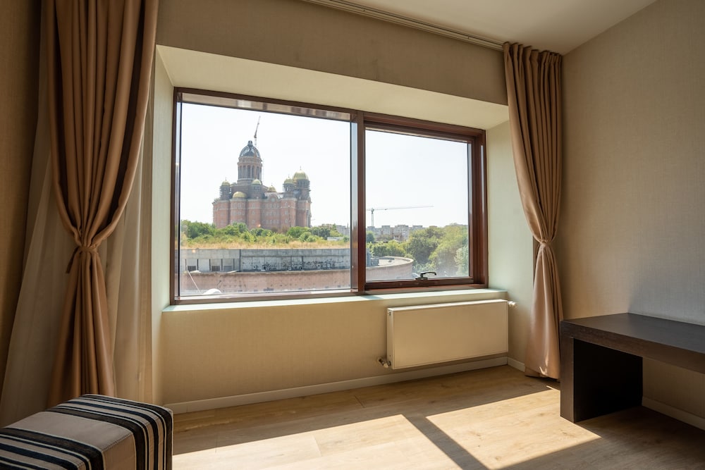 Parliament Hotel 16/56