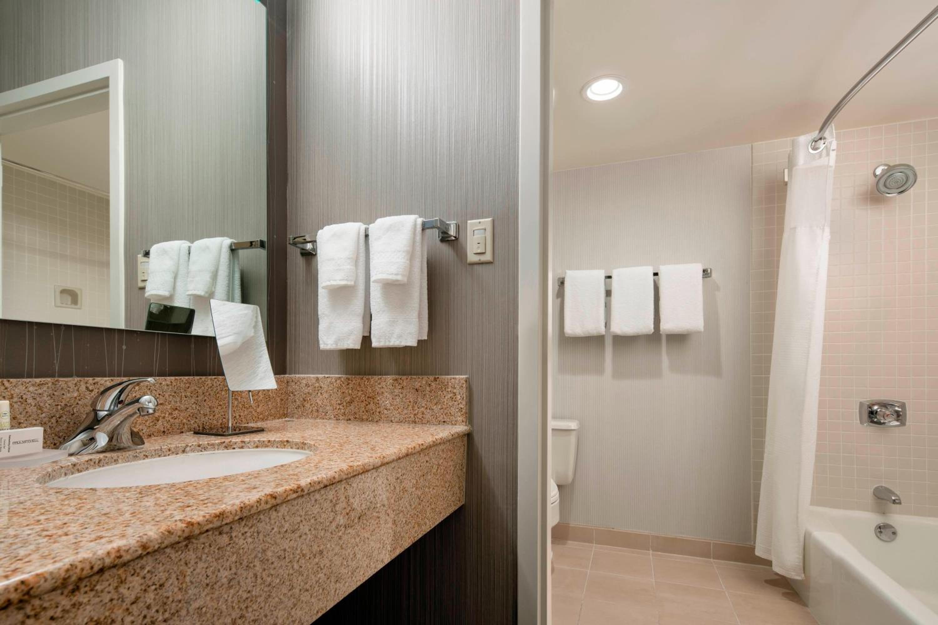 جناح بسريرين مزدوجين مع أريكة، Courtyard by Marriott San Francisco Airport 4/5