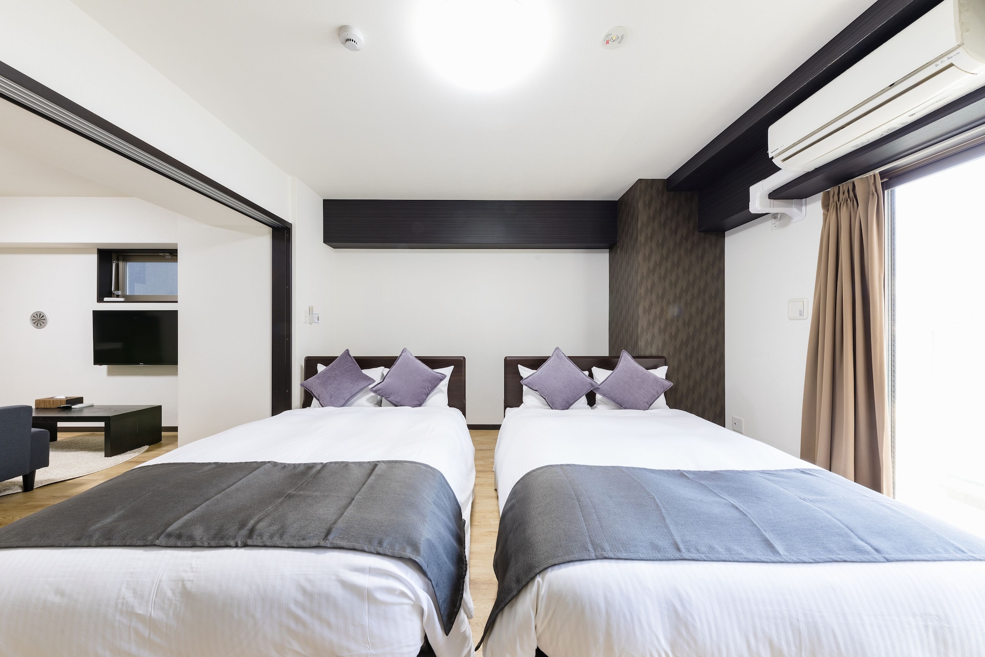 DELUXE, TWIN BEDS