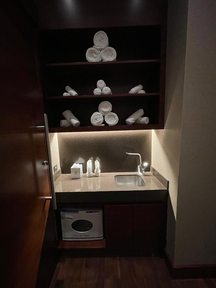 Bahrain Airport Hotel - Airside 33/58