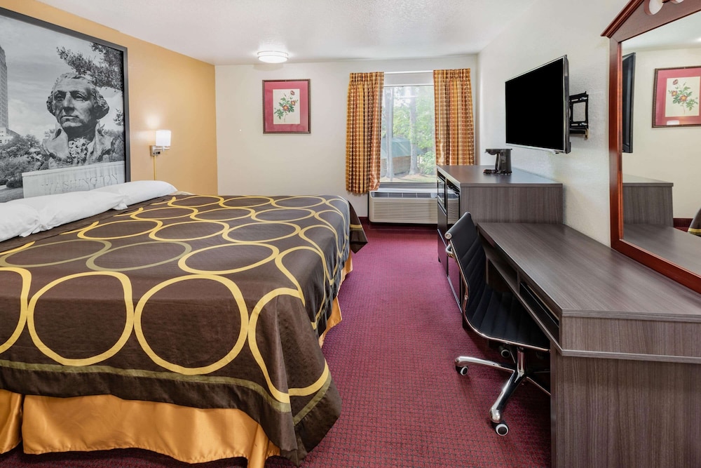 Super 8 by Wyndham Kinder/Coushatta near Casino 28/38