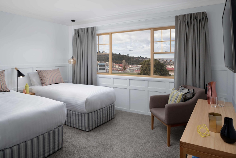 RYDGES HOBART 17/67