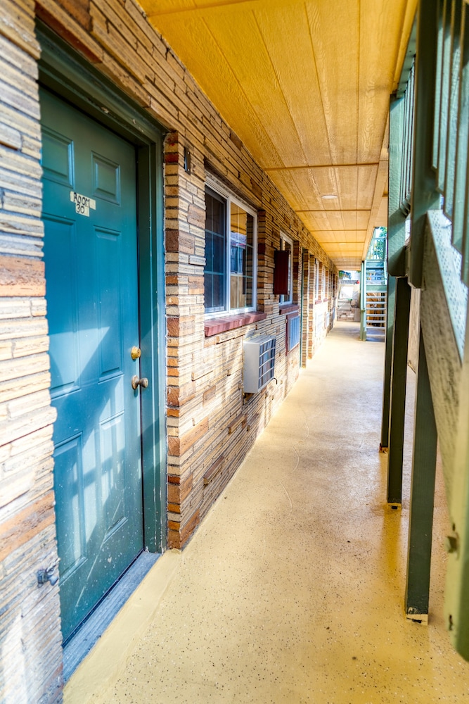 Budget Inn Motel 39/54