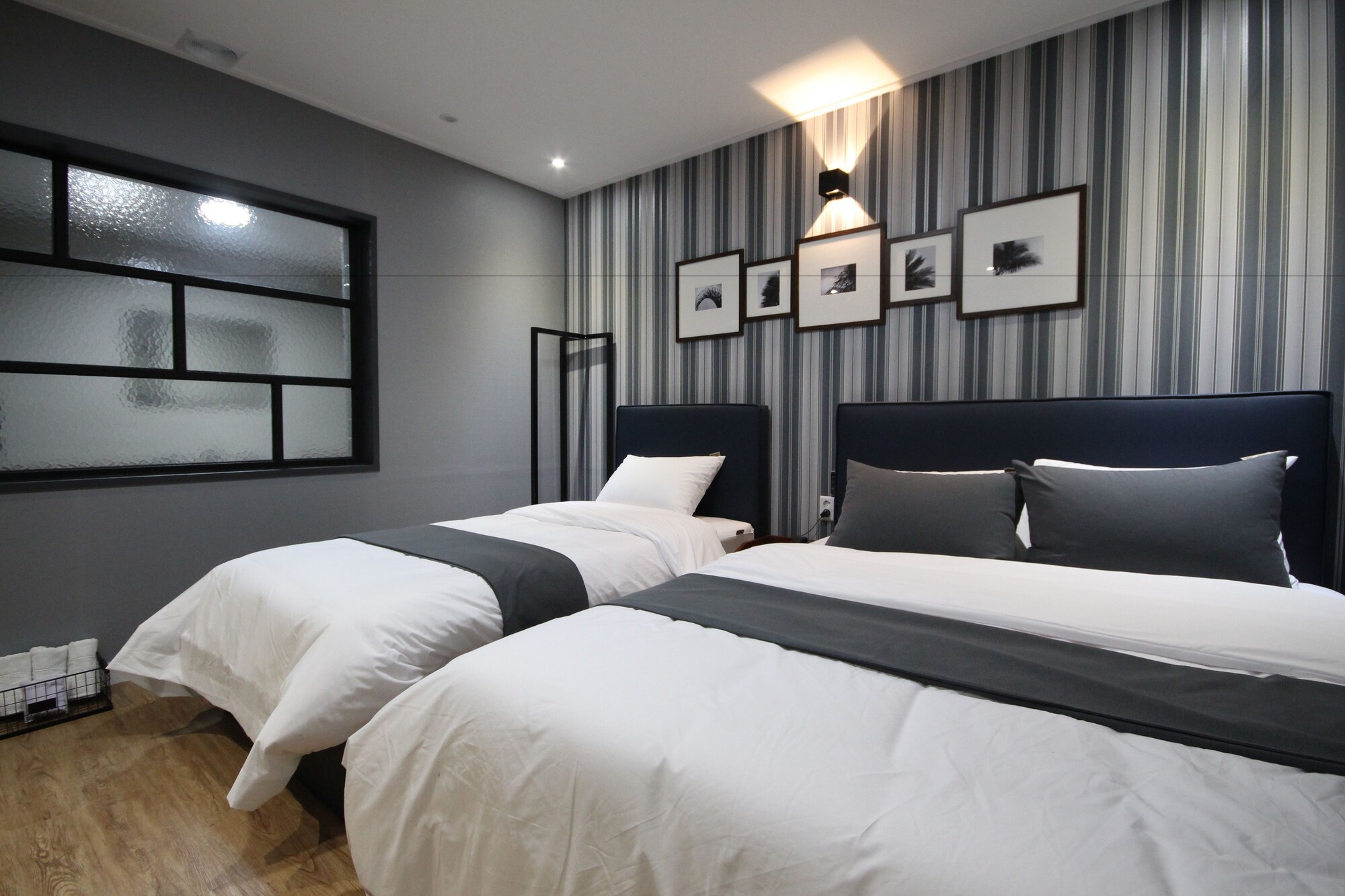 ROOM, TWIN BEDS