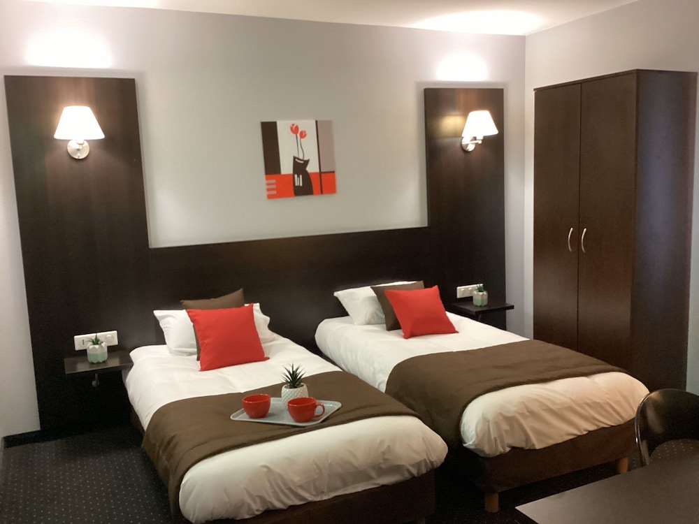 ROOM, DOUBLE OR TWIN BED