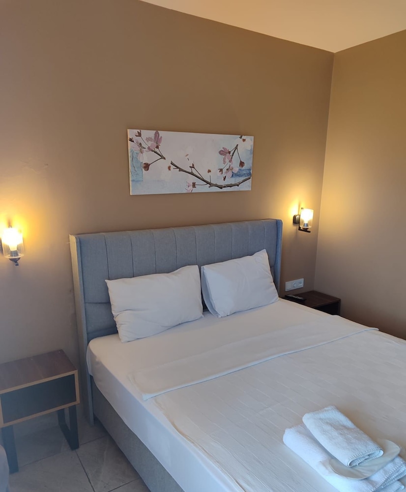 Avisos Hotel and Apartment 12/50