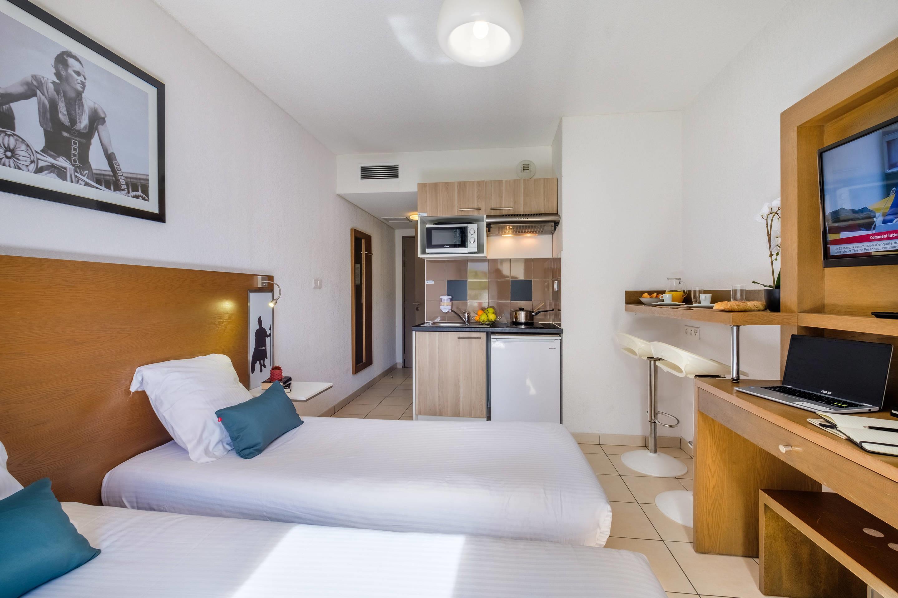 ROOM, TWIN BEDS