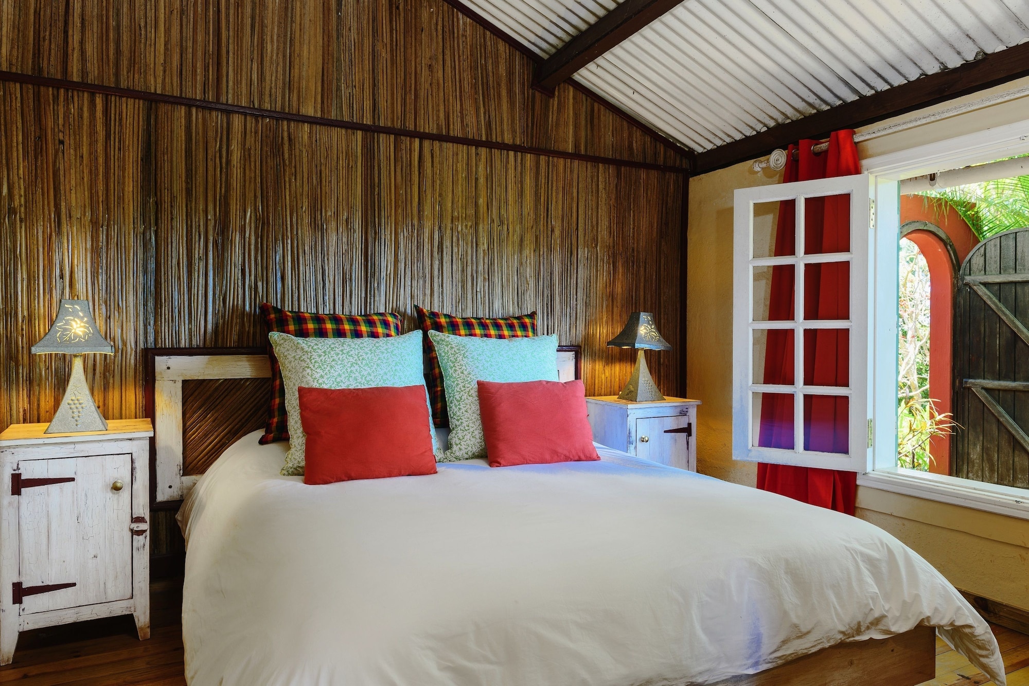 1 BEDROOM, ROMANTIC, COTTAGE, MOUNTAIN VIEW, KITCHENETTE