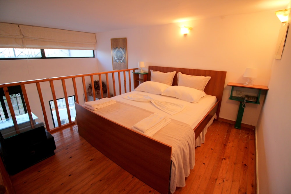 Duplex, Basic, 1 Queen and 3 Single Beds