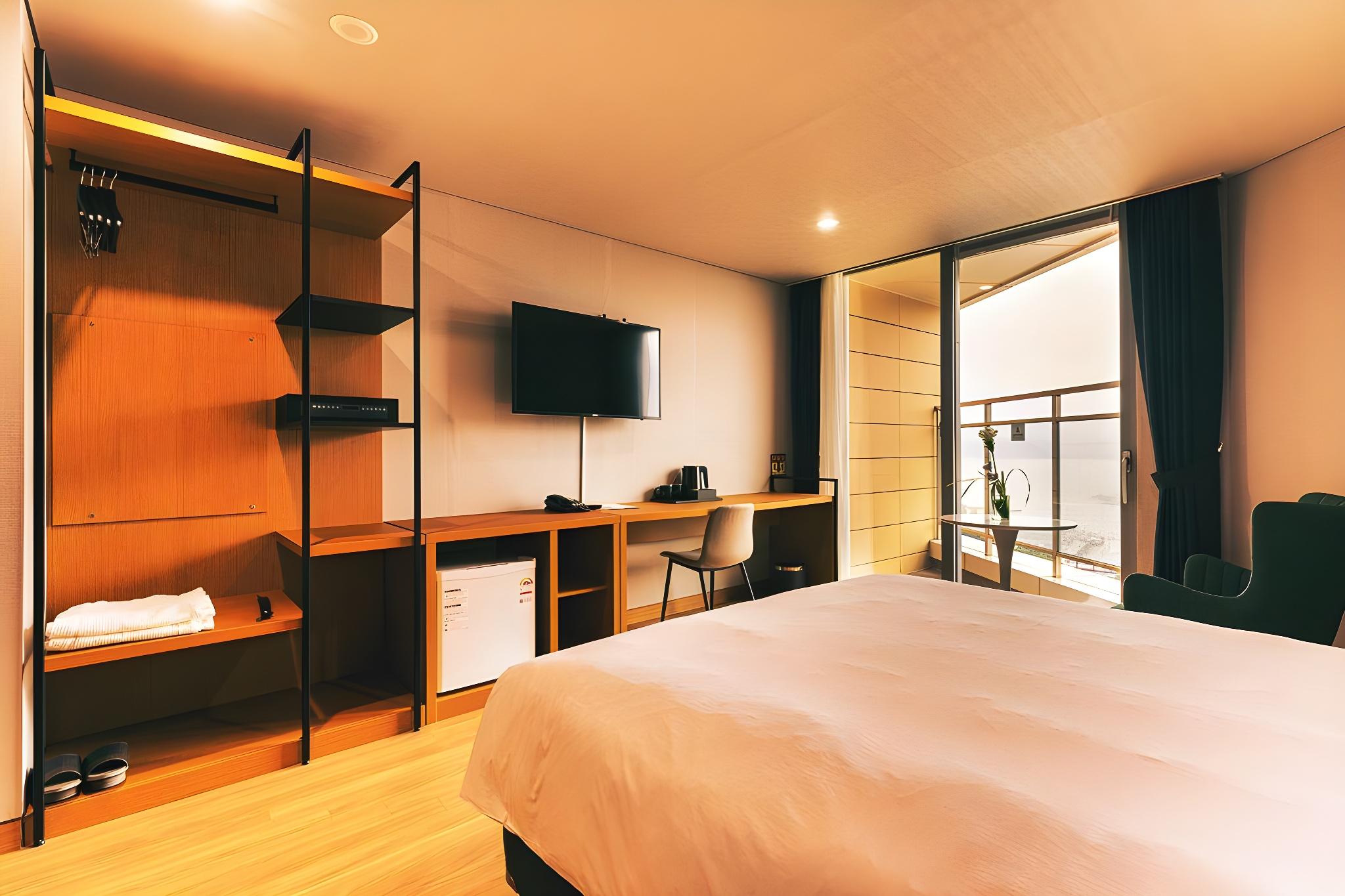 DELUXE, DOUBLE BED