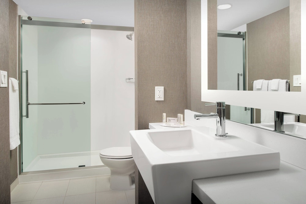 جناح بسرير كينج مع سرير سحّاب إضافي لذوي الإعاقة، SpringHill Suites by Marriott Atlanta Perimeter Center 3/3