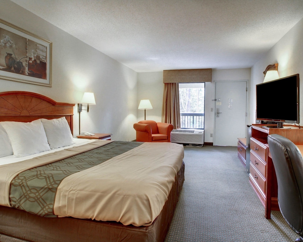 Econo Lodge Inn & Suites Gulfport Airport 13/22