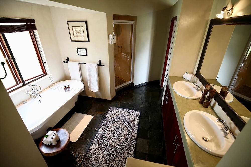 Ivory Wilderness River Rock Lodge 24/24