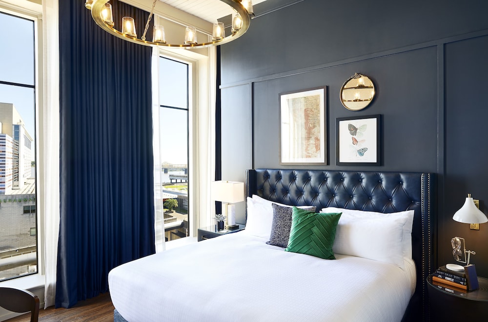 DELUXE, SINGLE, KING BED, RIVER VIEW