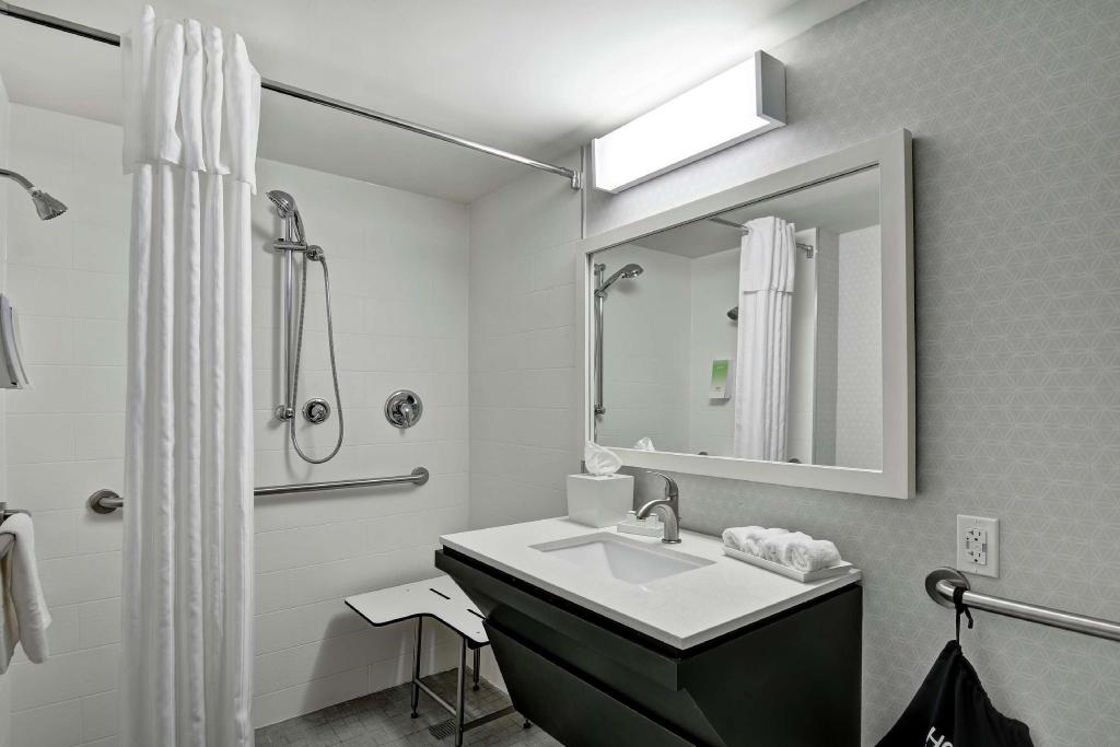 غرفة بسرير كينج مع أريكة لذوي الإعاقة، Home2 Suites By Hilton Miramar Ft Lauderdale 5/8