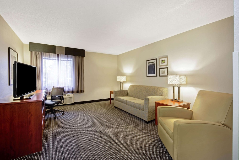 La Quinta Inn And Suites By Wyndham Harrisburg Airport Hershey 34/48