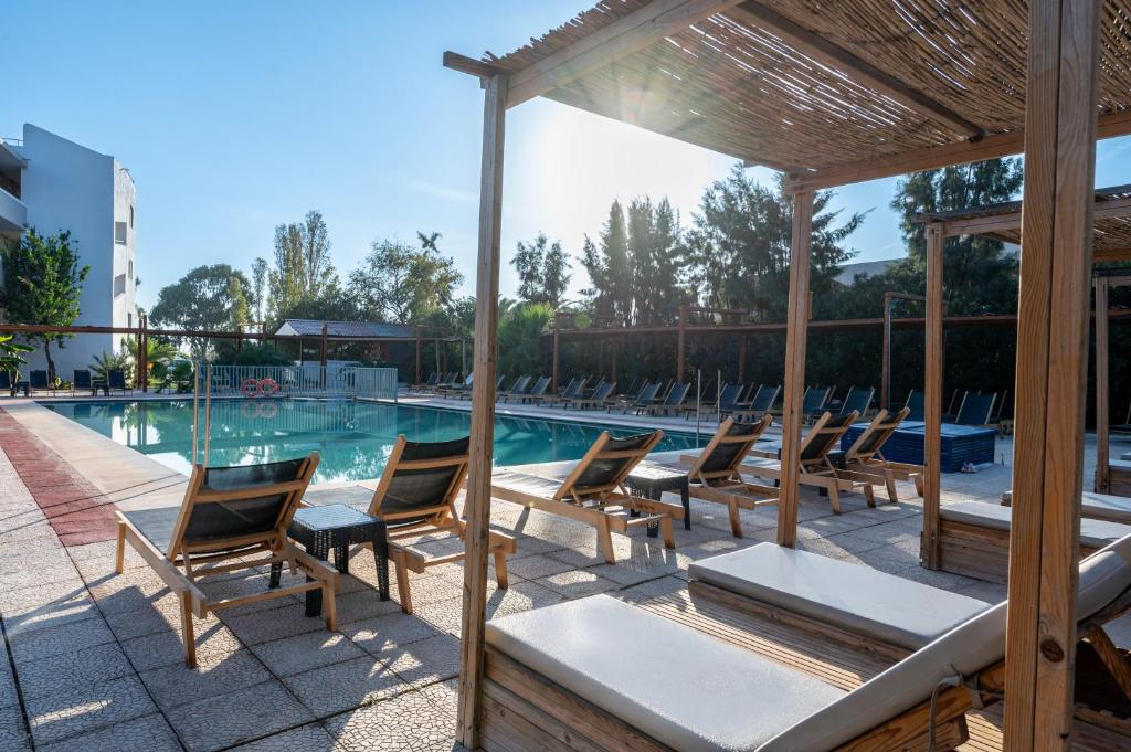 Aegean Bay Hotel 65/76