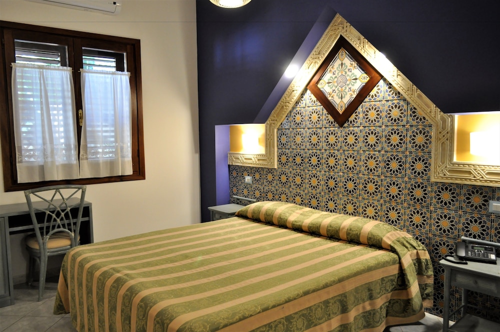 ROOM, DOUBLE BED