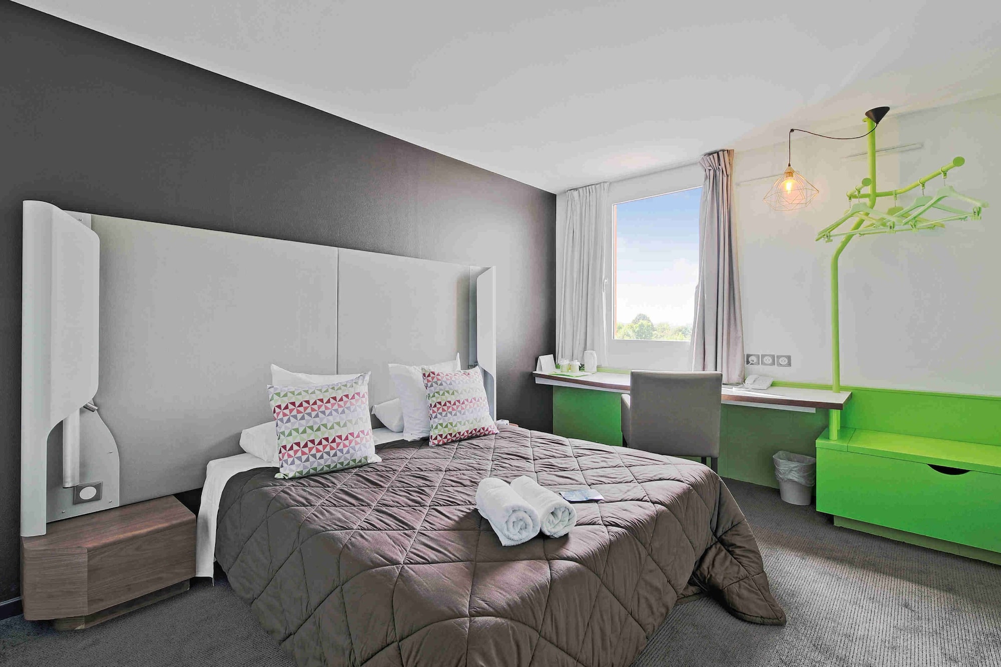 غرفة قياسية بثلاثة أسرّة، Hotel Restaurant Campanile Roissy Le Mesnil-Amelot 9/10