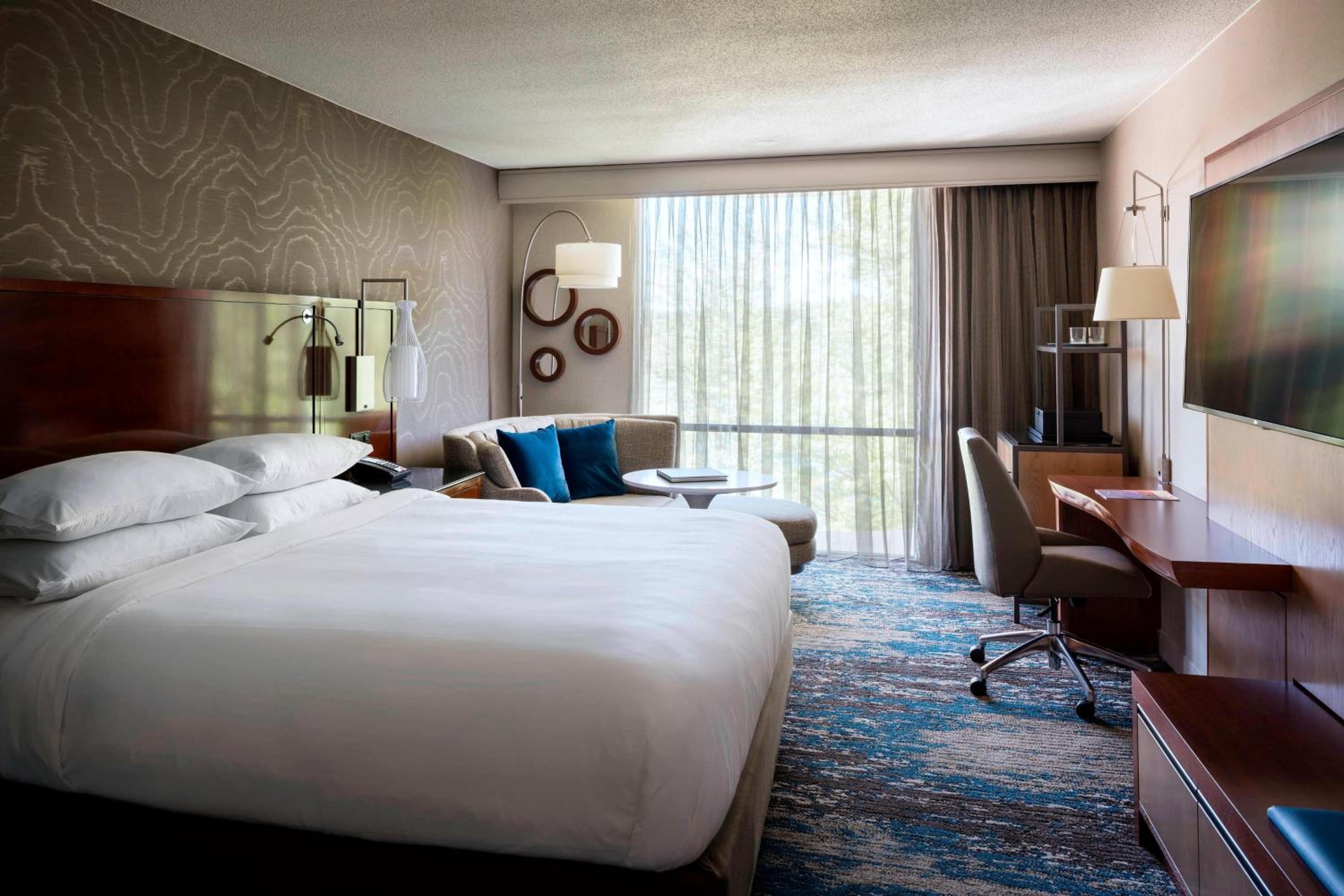 غرفة بسرير كينج بشرفة لذوي الإعاقة، Boston Marriott Newton 4/8