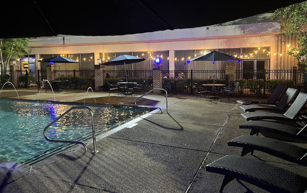 Whispering Woods Hotel & Conference Center 17/39