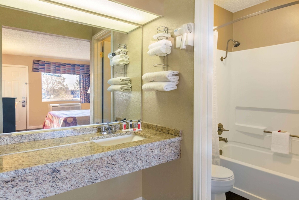 Super 8 by Wyndham Abilene North 18/19