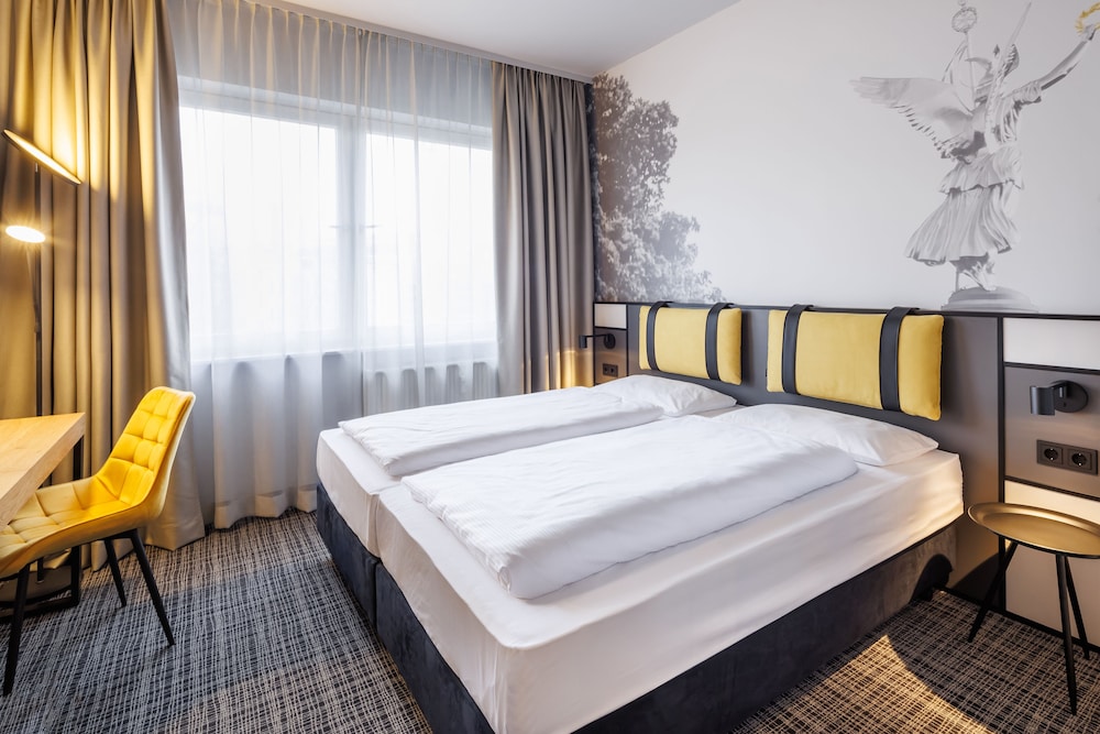 URBAN, TWIN BEDS, KITCHENETTE