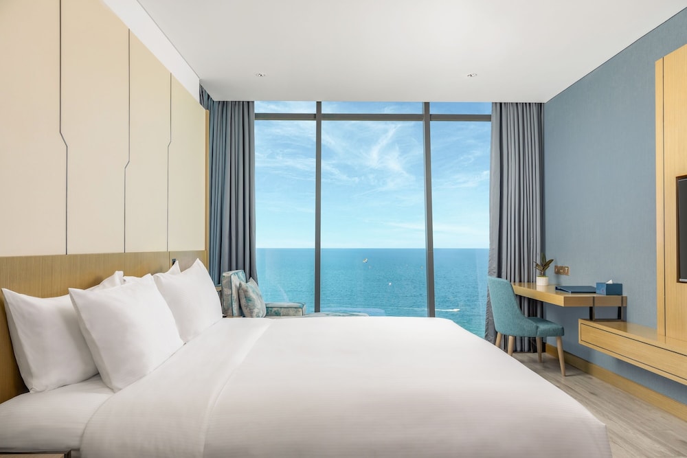 SUITE, KING BED, OCEAN FRONT, BATHTUB