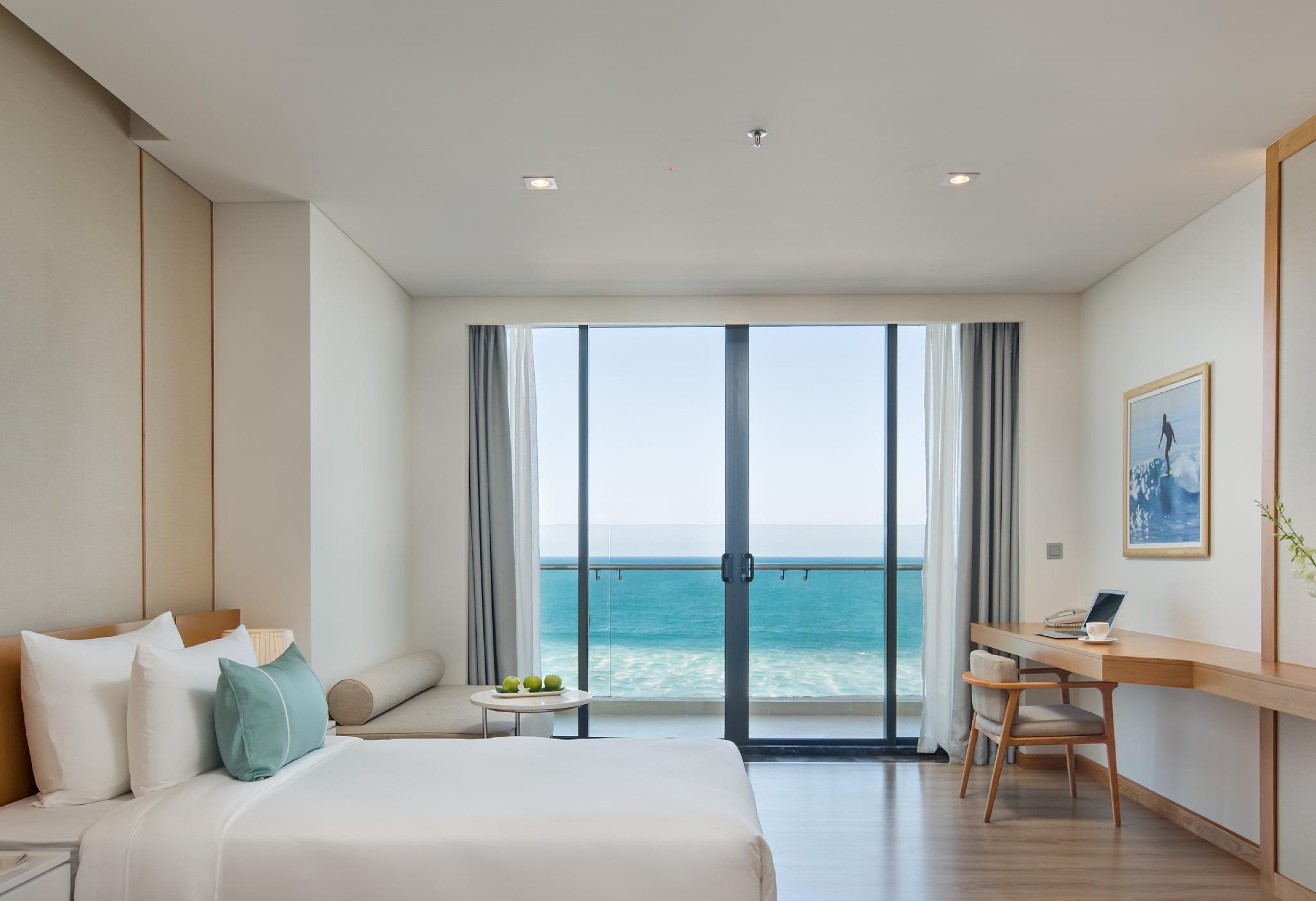 Premier, Twin Beds, Ocean Front, Balcony, Bathtub