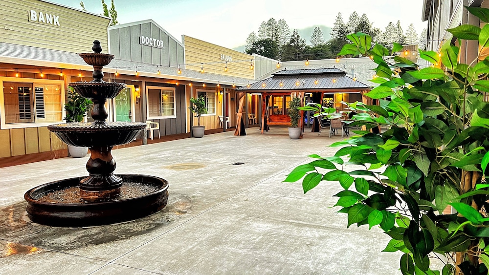 The Old West Inn 55/57