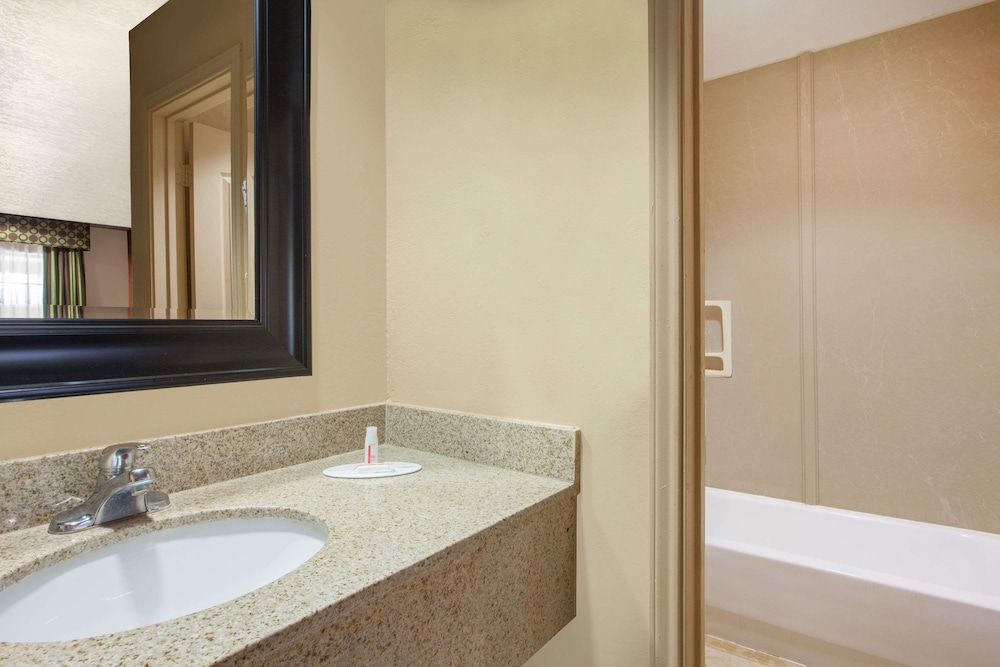 Days Inn by Wyndham Centerville 12/20