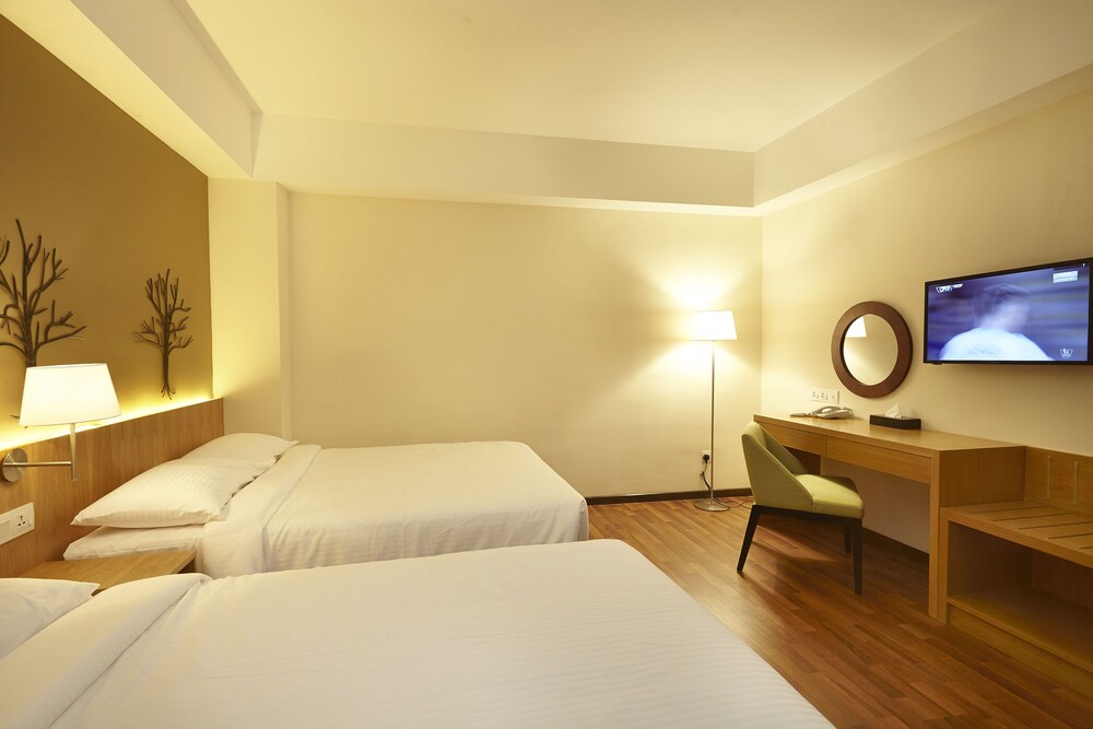 Hotel Six Seasons 9/50